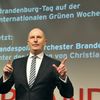 Ministerpräsident Woidke dirigiert das Landespolizeiorchester beim Brandenburg-Tag